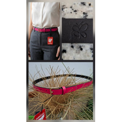 Cinturón fino de piel fucsia lisviv con hebilla cuadrada dorada, puesto en pantalón gris oscuro. Hecho en España.