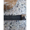 Detalle del reverso de pulsera de piel autentica, con grabado del logo de lisviv y cierre de acero