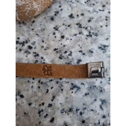 Grabado artesanal del logo lisviv, en el reverso de pulsera de piel y cierre de acero.