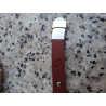 Grabado de logo lisviv artesanal en la pulsera de piel granate con cierre.