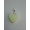 Adorno de corazón en cemento blanco fosforescente colgado en la pared con cordón rústico