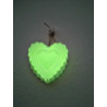 Efecto brillante en la oscuridad de la figura de corazón fosforescente colgada en la pared