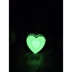 Efecto de brillo verde en la oscuridad de la figura artesanal de corazón fosforescente