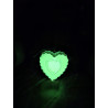 Efecto de brillo verde en la oscuridad de la figura artesanal de corazón fosforescente