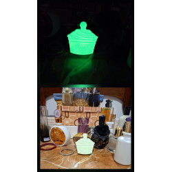 Figura decorativa en forma de cupcake de cemento blanco que brilla en la oscuridad fosforescente.