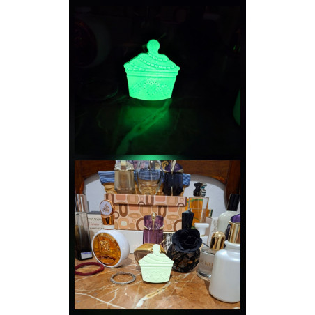 Figura decorativa en forma de cupcake de cemento blanco que brilla en la oscuridad fosforescente.