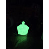 Efecto de brillo verde fosforescente en la oscuridad de la figura decorativa de cupcake de cemento.