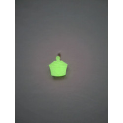 Efecto brillante nocturno de la figura de cupcake fosforescente colgada en la pared.