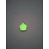 Efecto brillante nocturno de la figura de cupcake fosforescente colgada en la pared.