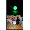 Montaje de día y de noche de la figura de flor en cemento blanco con brillo verde fosforescente.