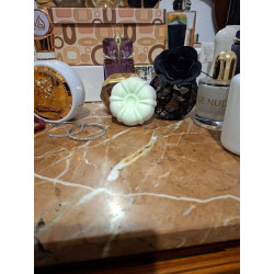 Figura artesanal de cemento blanco en forma de flor o calabaza decorativa de día.