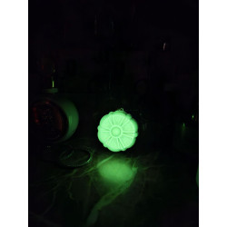 Brillo verde en la oscuridad de la figura artesanal con forma de flor de loto fosforescente.