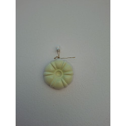 Adorno en forma de flor de loto de cemento blanco colgado en la pared con cordón fino.