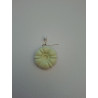 Adorno en forma de flor de loto de cemento blanco colgado en la pared con cordón fino.