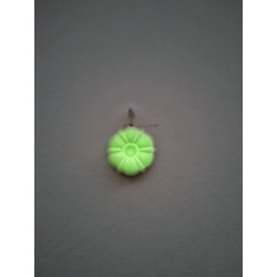 Efecto brillante verde neón de la flor de loto fosforescente colgada en la pared a oscuras.
