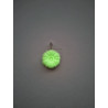 Efecto brillante verde neón de la flor de loto fosforescente colgada en la pared a oscuras.