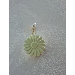 Adorno en forma de margarita de cemento blanco para colgar en la pared con cordón rústico.