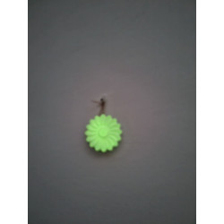 Efecto brillante verde nocturno de la figura de margarita fosforescente colgada en la pared.