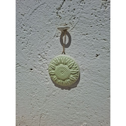 Adorno en forma de girasol de cemento blanco para colgar en la pared con cordón fino.