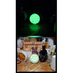 Montaje de día y de noche de la figura de caléndula en cemento blanco con brillo verde fosforescente.