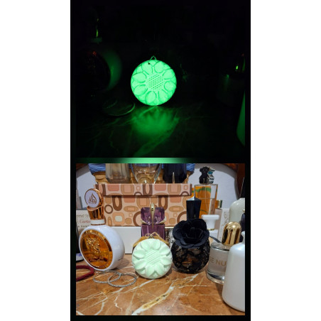 Montaje de día y de noche de la figura de caléndula en cemento blanco con brillo verde fosforescente.