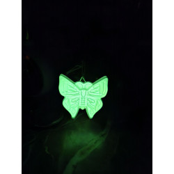 Efecto de brillo verde nocturno en la oscuridad de la figura de mariposa artesanal fosforescente.
