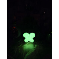 Efecto brillante nocturno de la figura de mariposa lisa con alas redondeadas fosforescente.