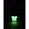 Efecto brillante nocturno de la figura de mariposa lisa con alas redondeadas fosforescente.