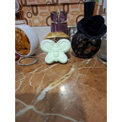 Figura decorativa de mariposa lisa en cemento de día mostrando su silueta redondeada e infantil.