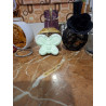 Figura decorativa de mariposa lisa en cemento de día mostrando su silueta redondeada e infantil.