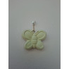 Adorno infantil de mariposa lisa de cemento colgado en la pared con cordón rústico de día.