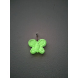 Efecto brillante nocturno de la mariposa infantil lisa fosforescente colgada en la pared.