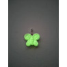 Efecto brillante nocturno de la mariposa infantil lisa fosforescente colgada en la pared.