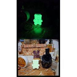 Montaje de día y de noche de la figura artesanal de osito pequeño de cemento fosforescente.