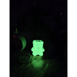 Efecto brillante nocturno en la oscuridad de la figura de osito pequeño de cemento fosforescente.