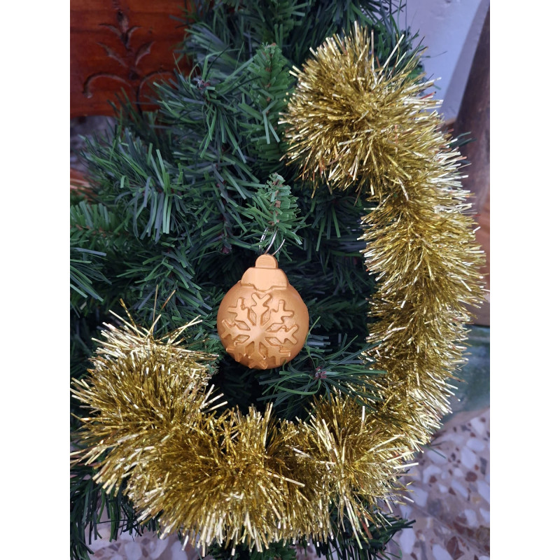 Adorno navideño de bola de cemento pintada a mano en color oro con relieve de copo de nieve colgada en abeto