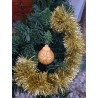 Adorno navideño de bola de cemento pintada a mano en color oro con relieve de copo de nieve colgada en abeto