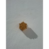 Silueta de estrella navideña en cemento pintada de color oro colgada en la pared con cordón rústico.
