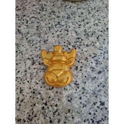 Detalle en primer plano de los relieves de las astas y el gorro en la figura de reno navideño de cemento oro.