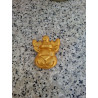 Detalle en primer plano de los relieves de las astas y el gorro en la figura de reno navideño de cemento oro.