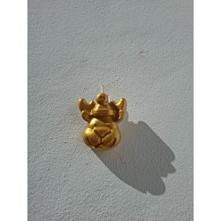 Personaje navideño de reno de cemento pintado en color oro colgado en la pared con cordón rústico.