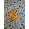 Detalle en primer plano de los paquetes con lazo cargados en la figura de trineo navideño de cemento oro.