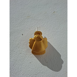 Adorno navideño de ángel de cemento pintado de oro colgado en la pared con cordón rústico de día.