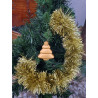 Adorno navideño de árbol minimalista con niveles lisos redondeados en cemento oro colgado en abeto.