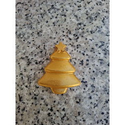 Detalle en primer plano del acabado liso y niveles escalonados del árbol de Navidad minimalista de cemento oro.