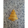 Detalle en primer plano del acabado liso y niveles escalonados del árbol de Navidad minimalista de cemento oro.