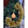 Adorno navideño de bola de cemento pintada en color oro con banda de estrellas y puntos en relieve colgada en abeto.