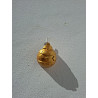 Esfera navideña de cemento oro con relieves de cenefa de estrellas y puntos colgada en la pared de día.