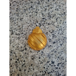 Detalle en primer plano del patrón de rayas diagonales grabadas en relieve en la bola de Navidad de cemento oro.