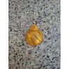 Detalle en primer plano del patrón de rayas diagonales grabadas en relieve en la bola de Navidad de cemento oro.